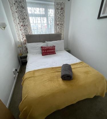 Immaculate 3-Bed House in Luton
