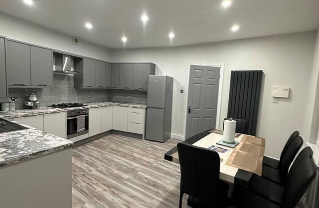 Immaculate 4-bed Detached House in Bootle