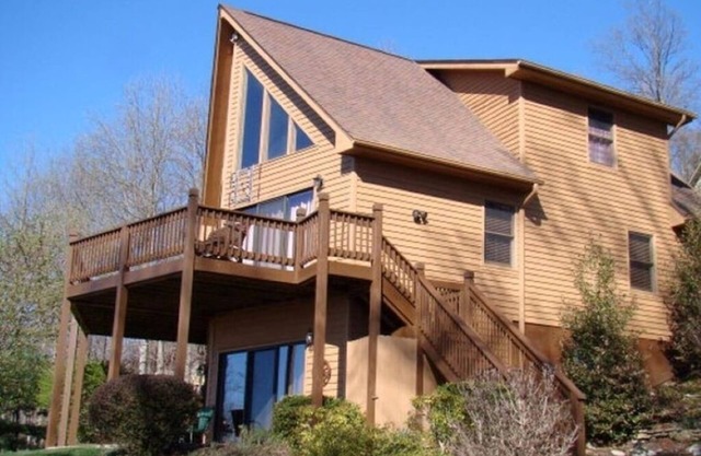 Chalet en bois de cèdre immaculé à Cascade Mountain Resort avec des vues spectaculaires