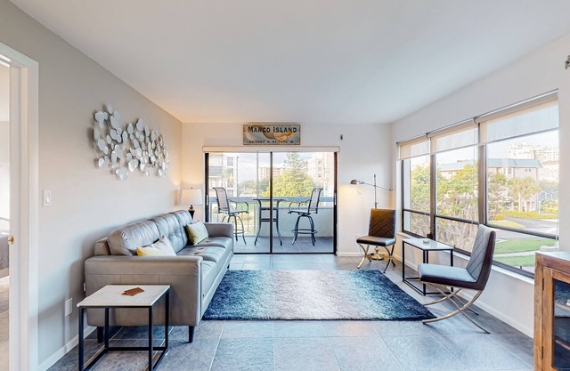 Immaculate condo with skyline views & balcony, on-site pool & grilling area