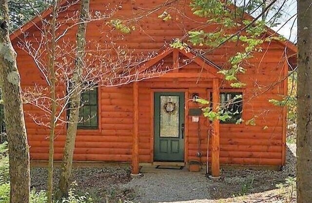 Cabane de montagne immaculée avec vue sur le lever et la montagne