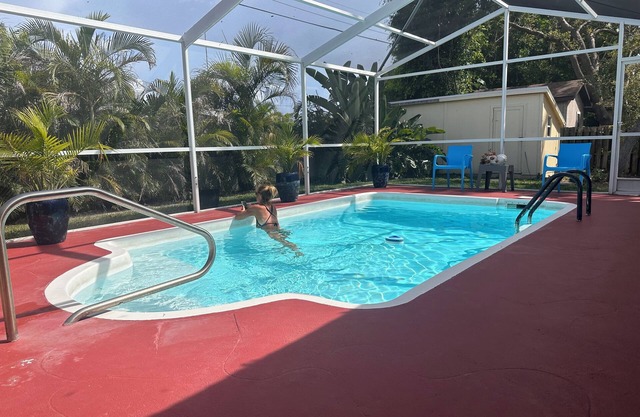 NOUVEAUX TARIFS INFERIEURS! MAISON DE VACANCES DE 3 CHAMBRES AVEC PISCINE CHAUFFÉE, PLAGE PRIVÉE