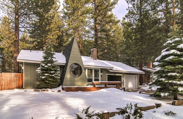 Le Bear Creek Cabin est un refuge Tahoe immaculé de 2 chambres.