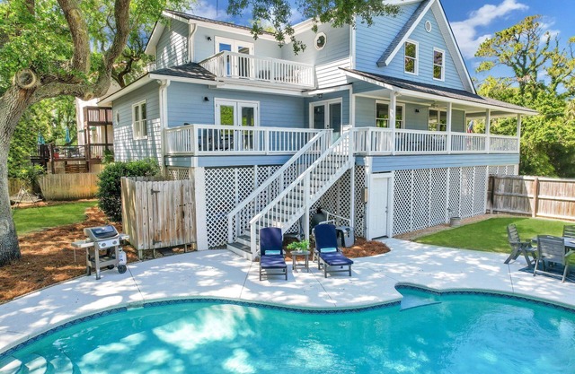 Immaculate East Beach Home, Private Pool, 50 yards to Beach Access