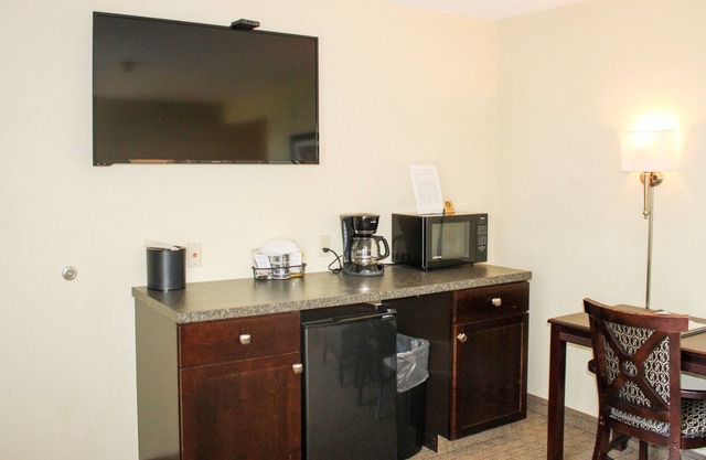 Immerse yourself in the natural beauty of Kelleys Island Glacier Suite 114