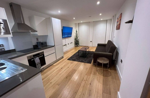Impeccable 2-bed Apartment in Erith