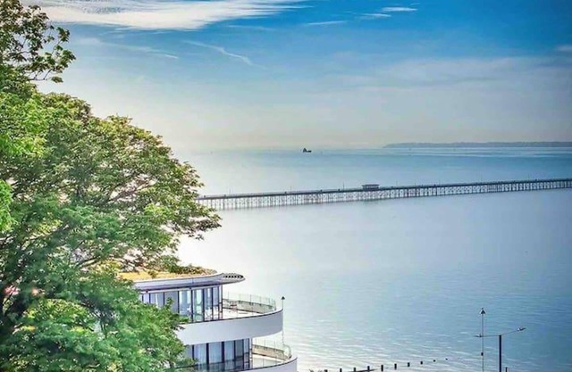 Impeccable 5-bed Apartment in Southend-on-sea
