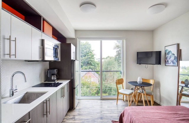 Impeccable Ballard Studio w/ Rooftop, BBQ, walk to dining, by Blueground