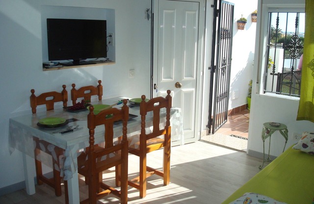 superbe appartement avec terrasse en moins de deux chambres à coucher, A / A et piscine
