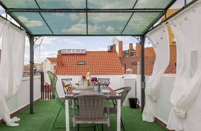 DUPLEX IMPRESSIONNANT PRÈS D'ATOCHA AVEC UN ÉNORME JARDIN POUR 10 PAX