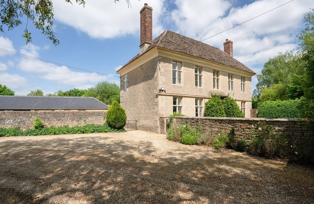 Impressive Georgian Farmhouse near Kempsford High