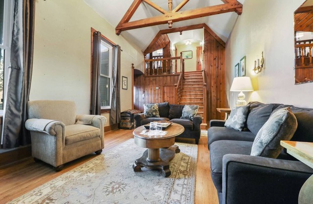 Impressive Queen suite, 2 person Jet tub, downtown