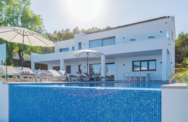 Imressive villa w/ heated infinity pool w/ sea views hosts 10: Happyplace Málaga