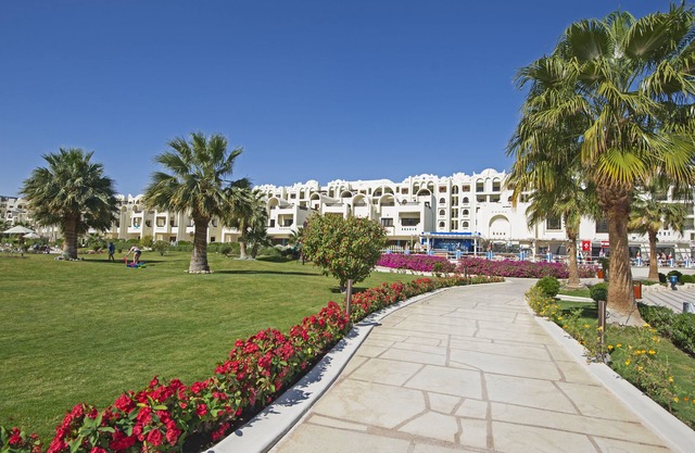 In 5 star hotel Gravity Sahl Hasheesh, amazing familysized beachfront apartment