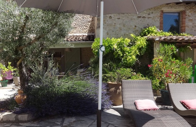 Dans un ecrin de verdure, gite de charme avec piscine