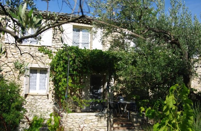 EN DROME PROVENCALE SUR UN DOMAINE BIO -VIGNES ET OLIVIERS