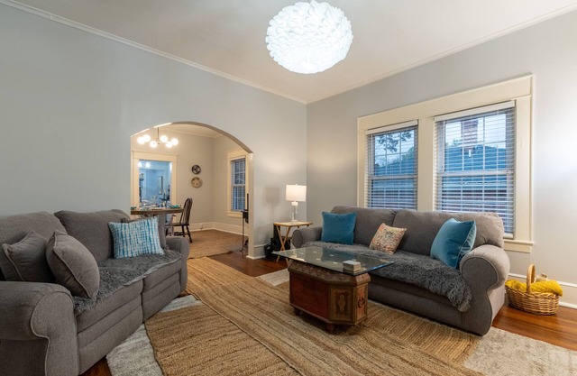 Cheerful Bungalow- Home Away From Home - High Speed Internet. April Discount!