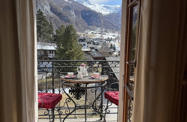 In Evolene, sunny studio with stunning view over the mountains