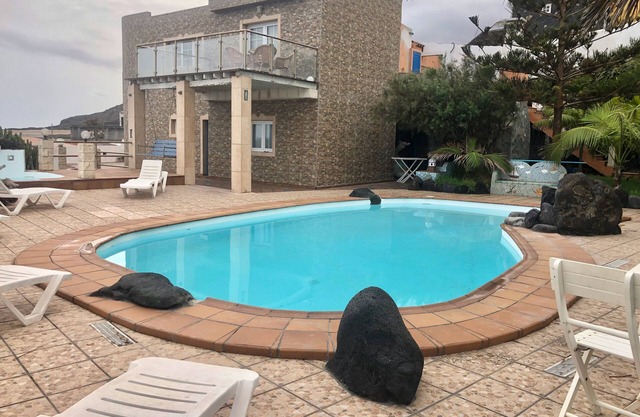 première ligne de mer avec piscine et eau de mer Jacuzzi, à la fois
