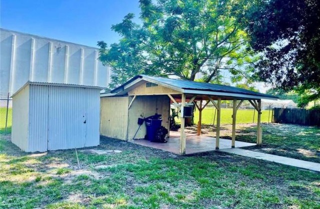Welcome to Frostproof the friendly city! Great family home w nearby lake access.