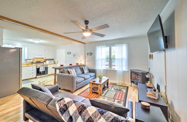 In Golf Community w/ Pool Access: Newland Cabin