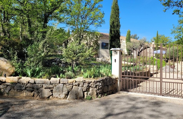EN PLEINE NATURE, BELLE MAISON PROVENÇALE AVEC PISCINE