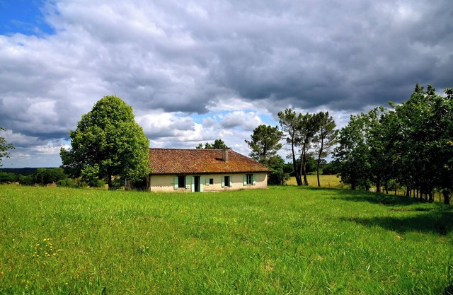 En Perigord Blanc une grande maison traditionnelle dans son jardin. 6 couchages.