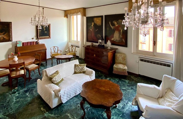 Dans le centre de Bologne avec des meubles prestigieux et des pièces antiques d'art