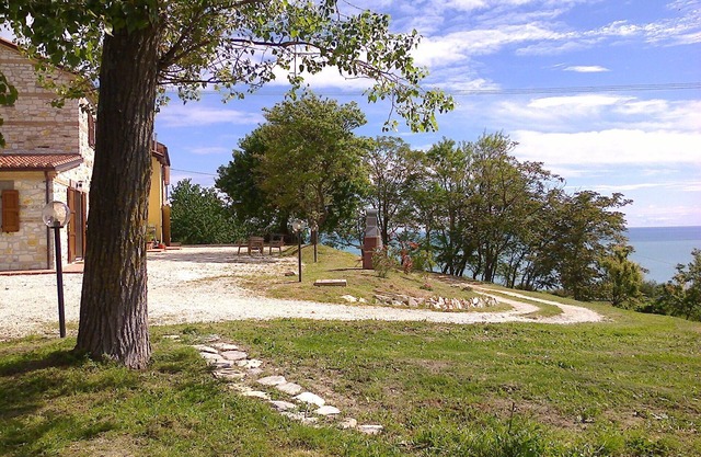 Dans le parc Conero, avec la mer sous la maison