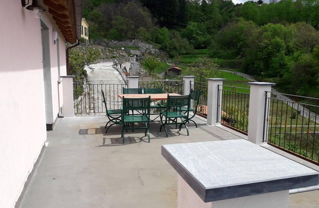 SUR LA COLLINE SUR SESTRI LEVANTE AVEC GRANDE TERRASSE ET VUE PANORAMIQUE