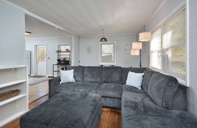 In the heart of Chapel Hill Walk to UNC & cafés!! 3 Bedroom House