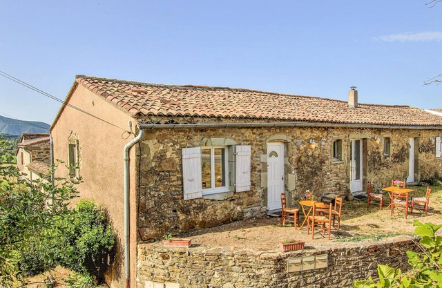 In the heart of the Drôme des Collines, on the heights of the hamlet of Comps, known for its fully r