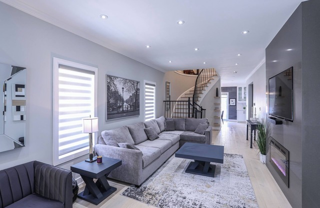 In the Heart of Vaughan minutes to Vaughan Mills Shopping Center 1 Parking