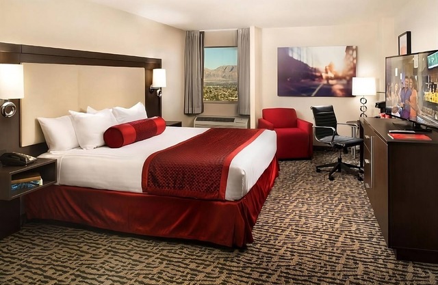 In the Heart of Vegas Attractions! Casino, 2 Pools, Game Room, Near Mob Museum!