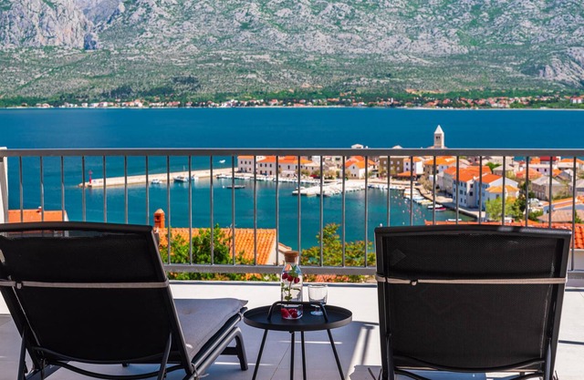 In the tranquil coastal village of Vinjerac, this comfortable vacation apartment with a view of the
