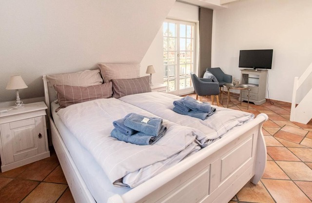 Dans cette belle suite junior certifiée 3 étoiles par la télévision numérique, se trouve une chambre avec un lit double (140x200 cm), une cuisine et un balcon donnant sur la campagne.