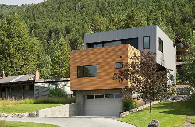 En ville, habitez à son meilleur dans cette maison de trois chambres nouvellement construite à plusieurs niveaux.