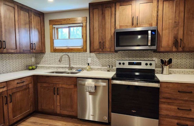 IN TOWN - Private1bd 1bth+office located in home of longtime local