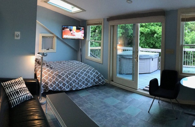 Appartement privé en ville avec bain à remous et terrasse