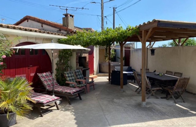 DANS VILLA, APPARTEMENT TOUT CONFORT AVEC PARKING.