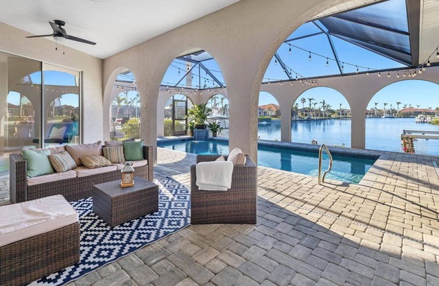 🥇 Incredible 2bd villa overlooking the canal (CH977)