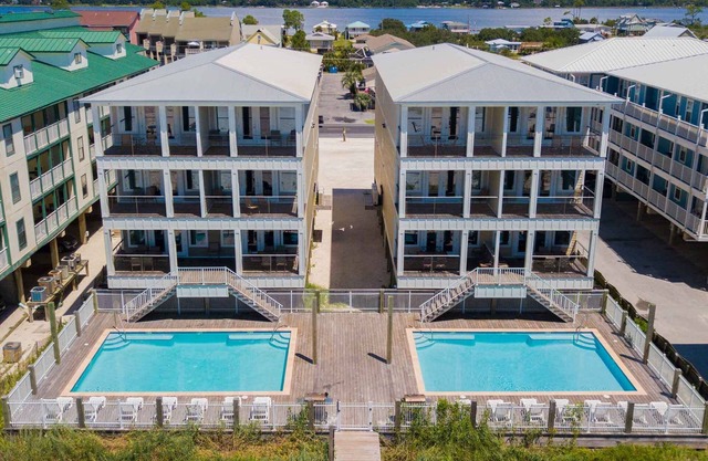 Incroyable espace de retraite en bord de mer pouvant accueillir jusqu'à 80 personnes avec 2 piscines!