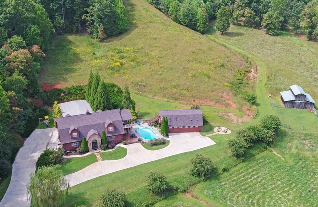 Incredible Farmhouse,18 private acres: swimming pool, 7 king bds, close to Helen