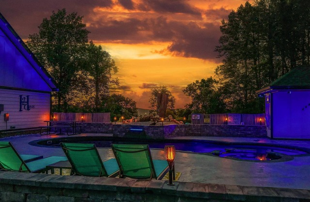 H2Oasis Incredible Heated Pool Retreat!