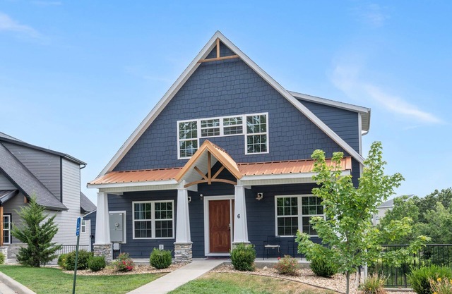 INCREDIBLE HOME*Minutes to Lake*Indoor Pool*In Town* Golf View*Gas Fire Pit*