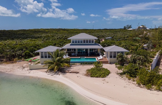 Nouvellement construit! Emplacement pas comme les autres. Magnifique plage privée, piscine à débordement.