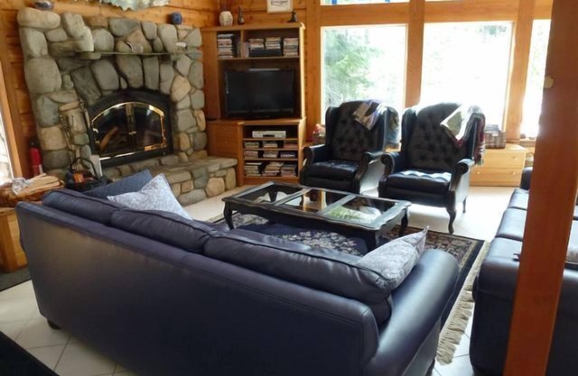 Incroyable maison en bois rond sur la rivière Methow