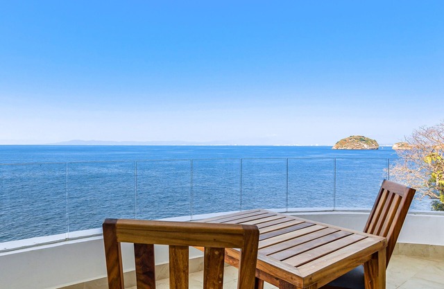 Incredible ocean-view condo with amazing pool, pool spa & balcony