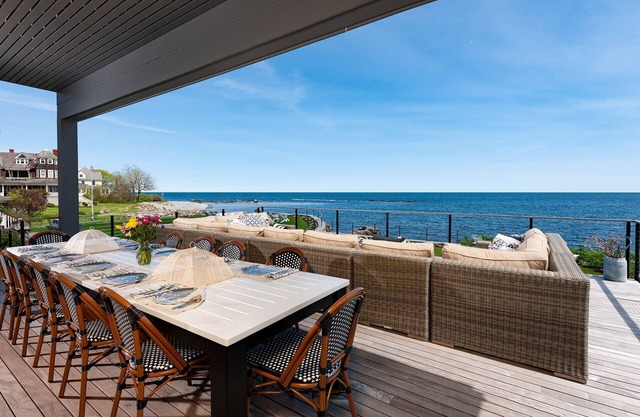 Incroyable Brand NEW BOLD Oceanfront 6 chambres, 7 salles de bains avec ascenseur et cheminée.