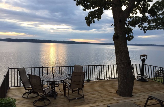 Des nuages ​​incroyables vous attendent alors que vous buvez du café et donnent sur le lac principal.